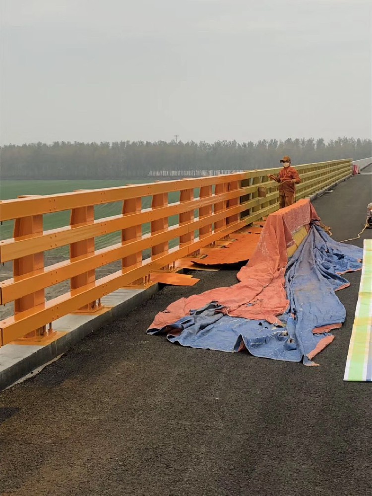 金属护栏维护新选择：醇酸防锈漆的性能与应用