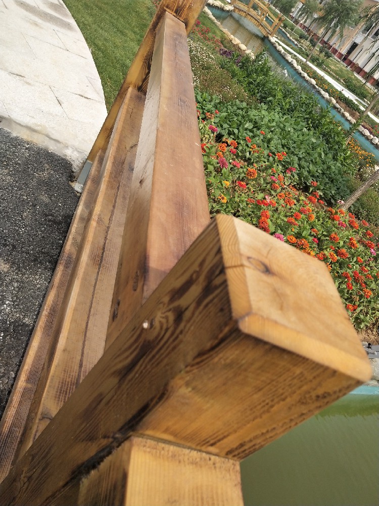 金属护栏焕新守护神：醇酸清漆的卓越之选