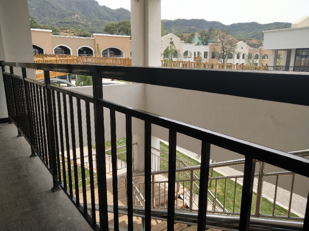 守护金属护栏之美：探索专业醇酸面漆的卓越维护之道