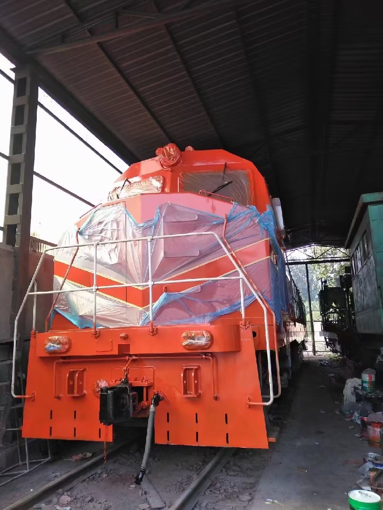 铁路维护新篇章，冰球突破app下载醇酸调和漆助力安全畅通