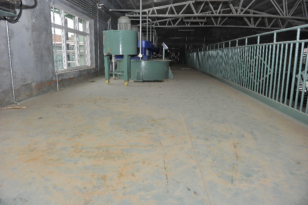 瓷砖维护的优选之道：冰球突破app下载醇酸调和漆，守护家居美观